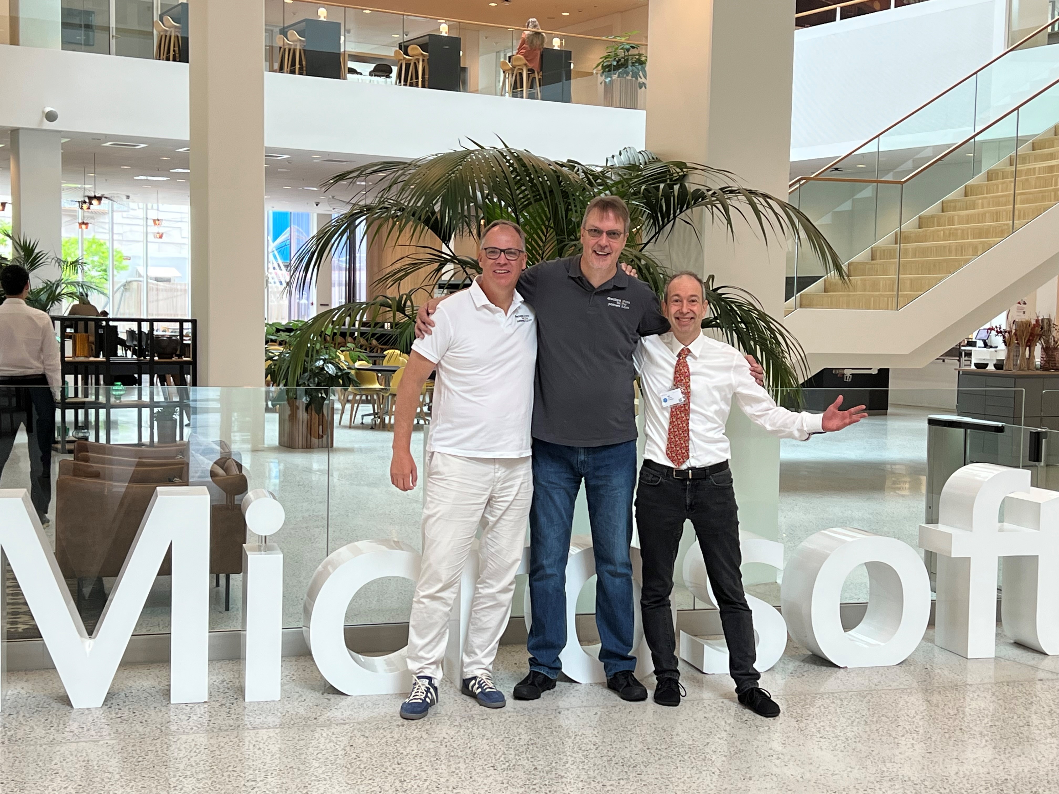 vlnr: Christian Sega (Tecman Deutschland GmbH), James Crowter (Tecman UK) und Klaus Fander (acadon AG) vereinbaren ein Joint Venture. 